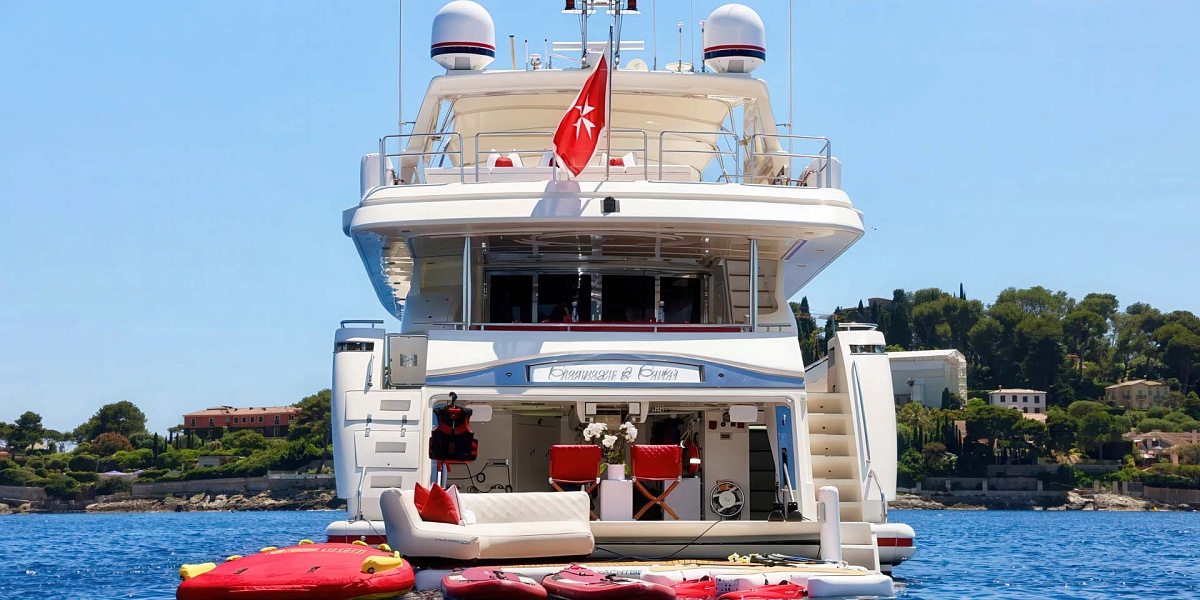 Аренда мега яхты Custom Line 112 CHAMPAGNE AND CAVIAR в Италии, Амальфи